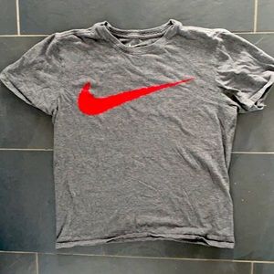 Men’s grey Nike tshirt with red Nike sign. Good condition